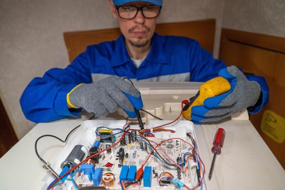 Man test cercuit board refrigerator